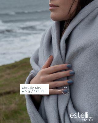 Cloudy Sky. Moment ticha, když se díváte nahoru a vidíte jemný modrozelený nádech oblohy těsně před bouří. Není to ledová...